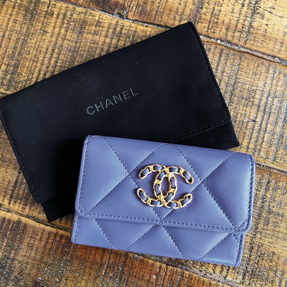 SOLD ❌ Chanel 19 Flap Card Holder & Dust Bag - Picture 10 of 12